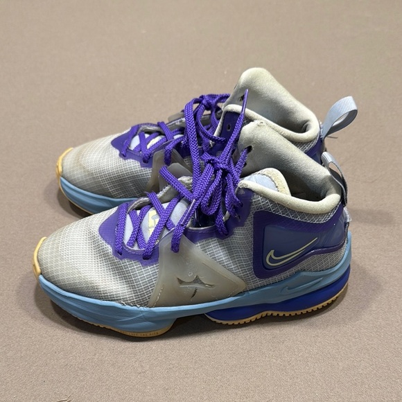 Nike LeBron 19s - Picture 5 of 9